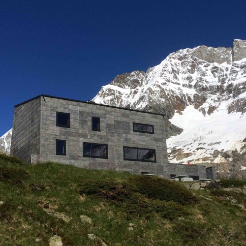 Peter Tscherrig Anenhütte 2358m (Hotel) (zurzeit unbewartet)